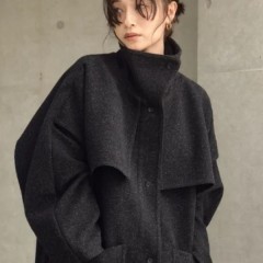 【 Hella 2024 PRE FALL COLLECTION 】ウィングヨークデザインが目を惹くネップツィードコートやラムウールで仕立てたハイネックベストなど